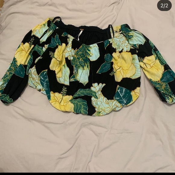 Free people off the shoulder(s) crop w/elastic - Picture 2 of 2